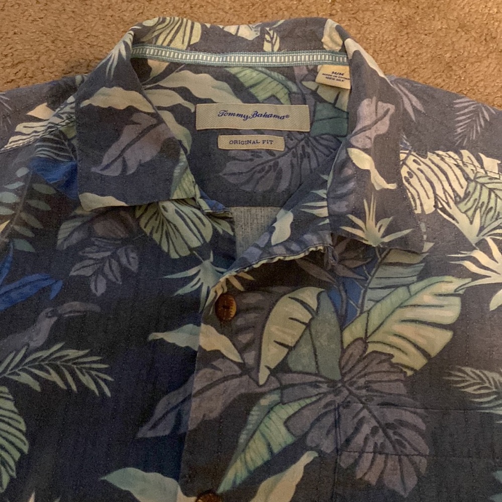 Tommy Bahama men’s button down Hawaiian shirt Sz M 100% silk blue
